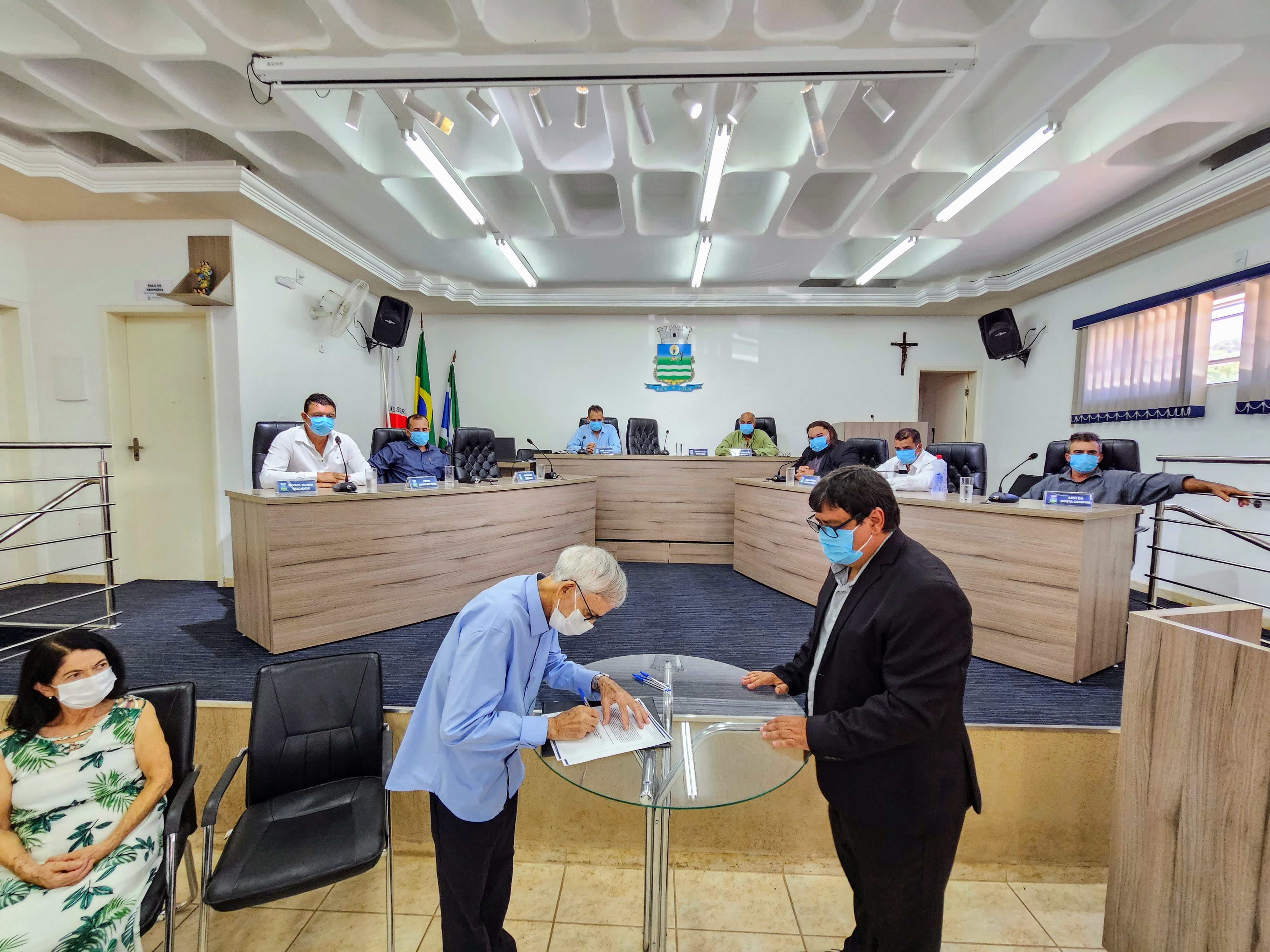 Câmara empossa Paulino Pena de Oliveira como Prefeito Municipal